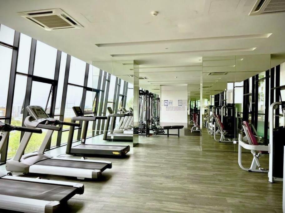 Apartemen Mosaic Lush Grey Nest 3br 8pax W Bathtub Near Midvalley