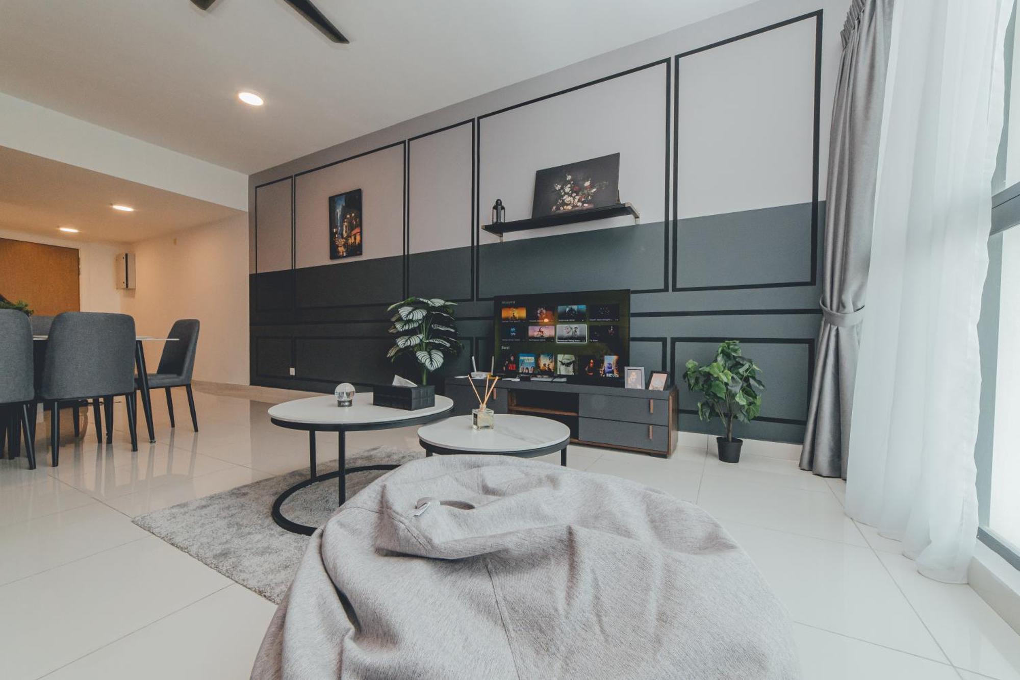Mosaic Lush Grey Nest 3br 8pax W Bathtub Near Midvalley Apartemen