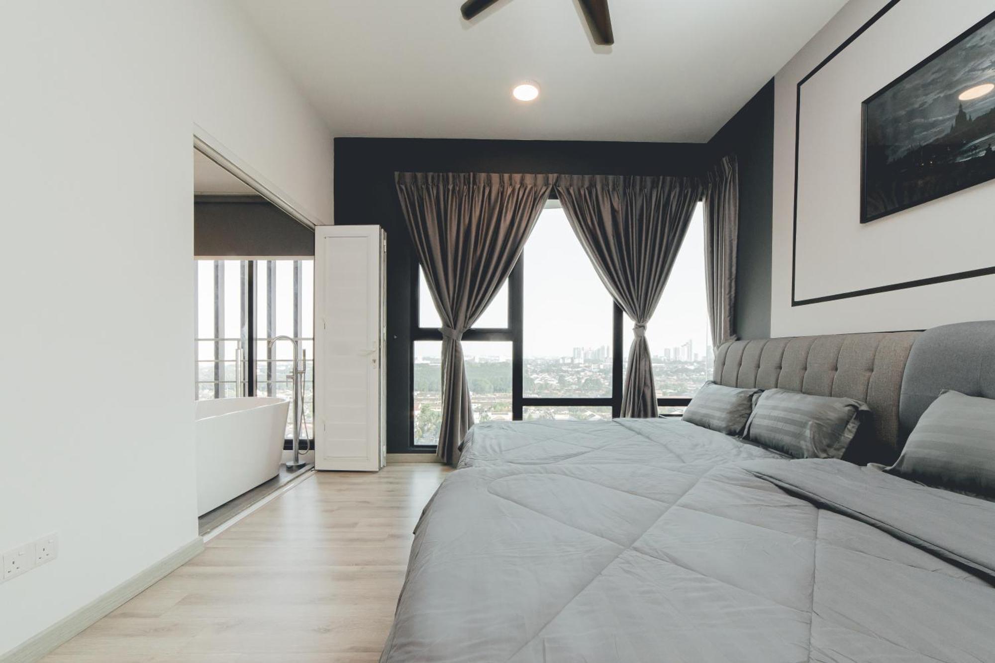 Apartemen Mosaic Lush Grey Nest 3br 8pax W Bathtub Near Midvalley