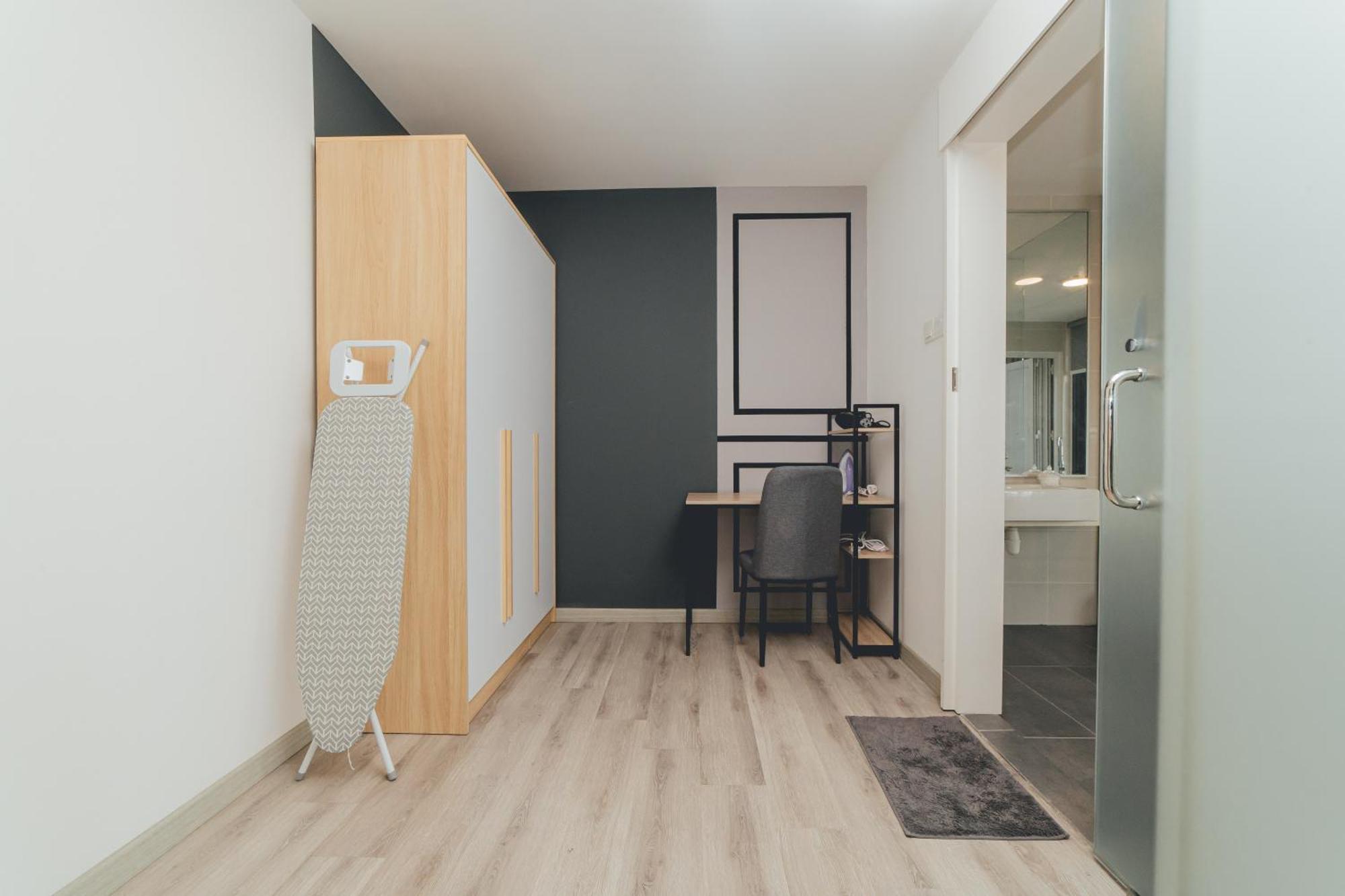 Mosaic Lush Grey Nest 3br 8pax W Bathtub Near Midvalley Apartemen