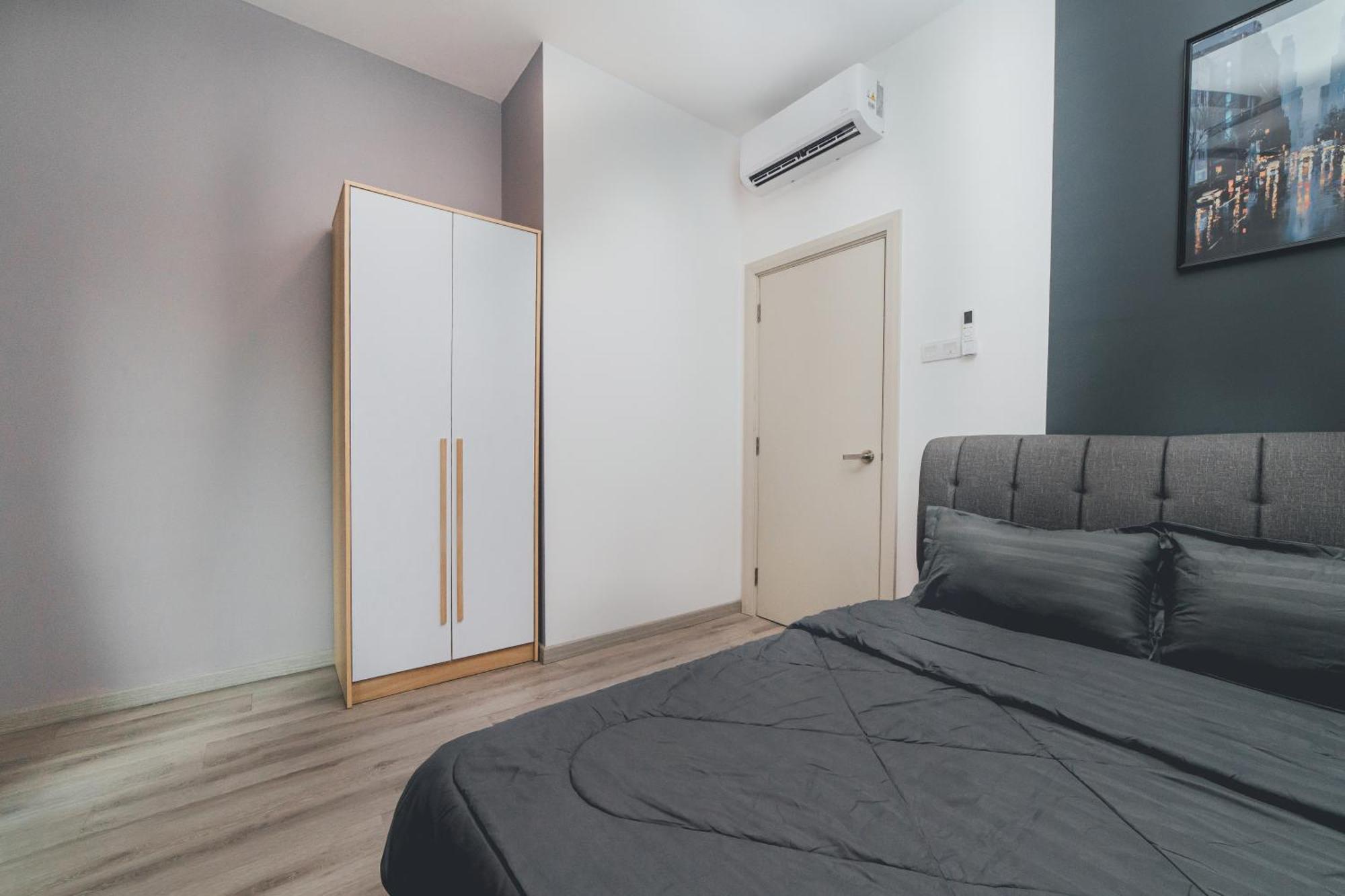 Mosaic Lush Grey Nest 3br 8pax W Bathtub Near Midvalley Johor Bahru